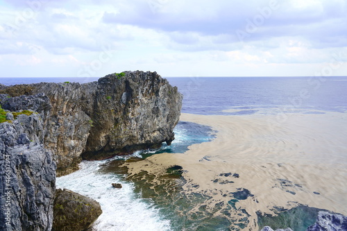 【沖縄県】軽石が打ち寄せる辺戸岬 / 【Okinawa】Cape Hedo where pumice stones rush