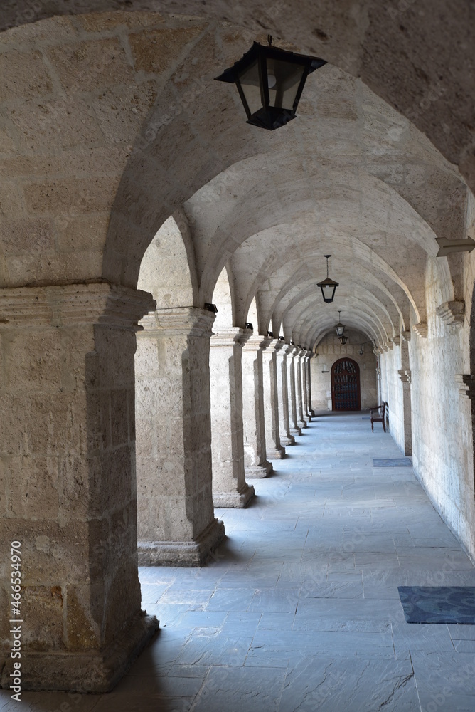 Obraz premium Cloître colonial à Lima, Pérou