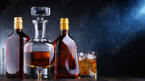 Foto Bottles of assorted alcoholic beverages.