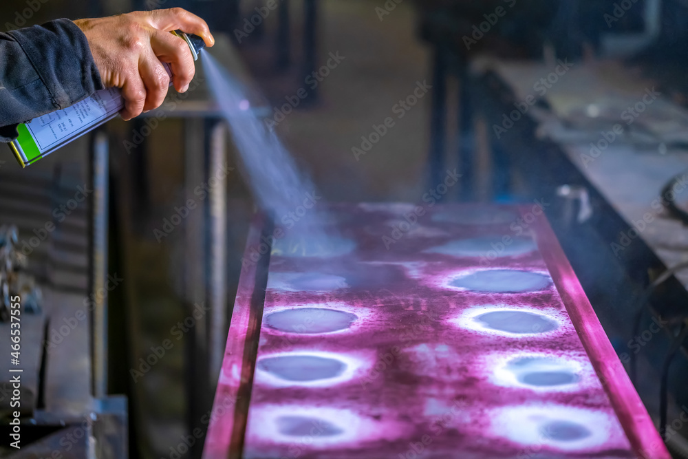Spraying Defect Foto de Spraying liquid penetrant to detect defects in welds. Detection ...