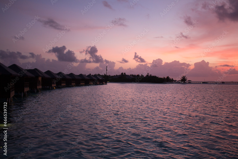 Naklejka premium Atardecer en la playa paradisiaca soleada, agua cristalina