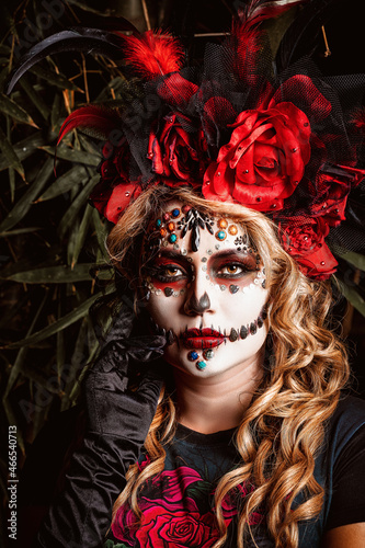 Fototapeta Naklejka Na Ścianę i Meble -  Catrina woman dressed as a Mexican culture of the day of the dead