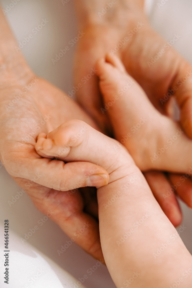 Fototapeta premium baby feet in hands