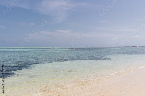 Playa paradisiaca soleada, agua cristalina y cielo azul © ruben