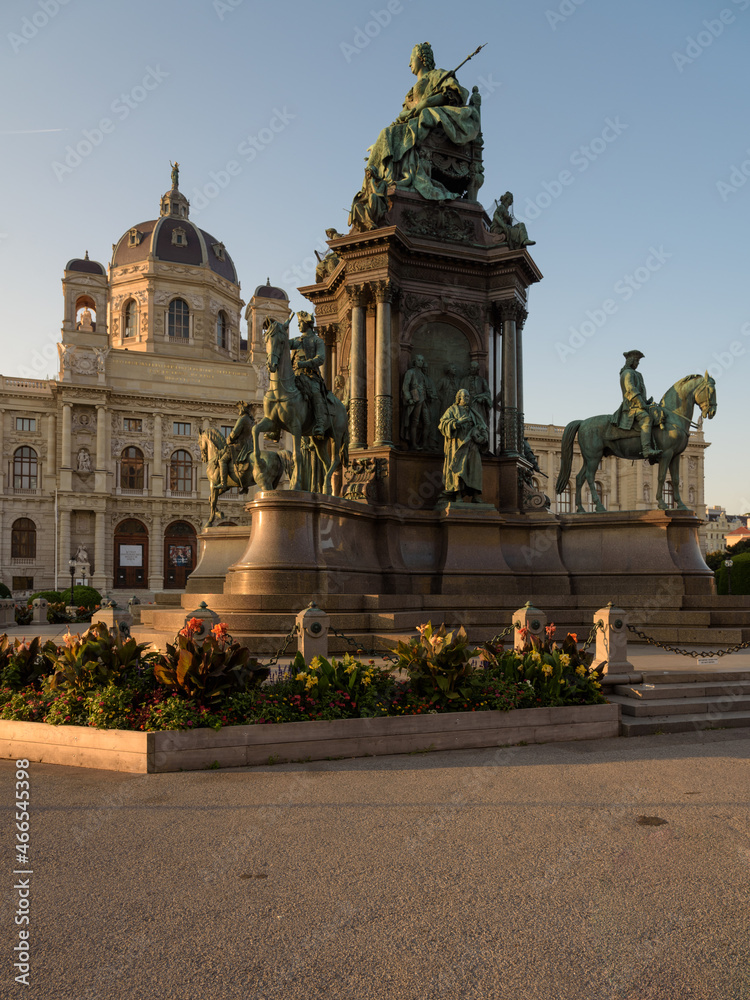 Fototapeta premium Monument dedicated to Empress Maria Theresa in Maria-Theresien-Platz and the Palace Museum of Art History in the background, Vienna, Austria