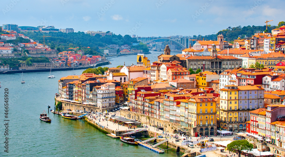 Porto am Rio Douro, Küstenstadt im Nordwesten Portugals,  prächtigen Brücken, Portwein, Altstadt mittelalterlichen Viertel Ribeira,  Flussufer, Nordufer des Douro, Atlantik, Weltkulturerbe der UNESCO,