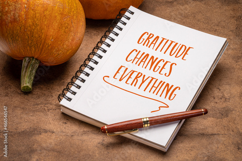 Φωτογραφία Gratitude changes everything - inspirational handwriting in a notebook with pump