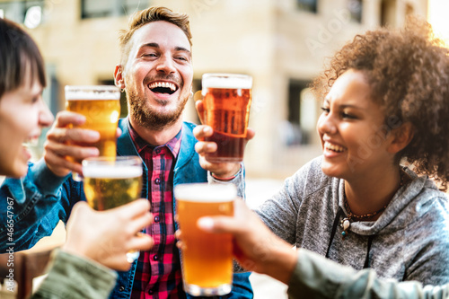 Canvas Print Multicultural happy friends drinking and toasting beer at brewery bar restaurant