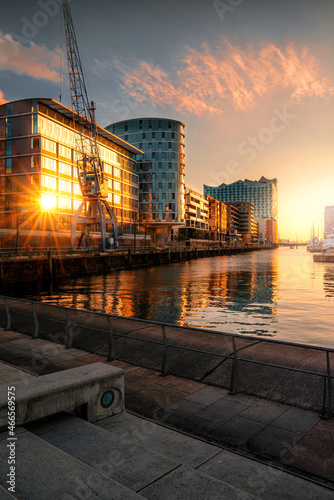 Traumhafter Sonnenuntergang an der Hamburg Hafencity