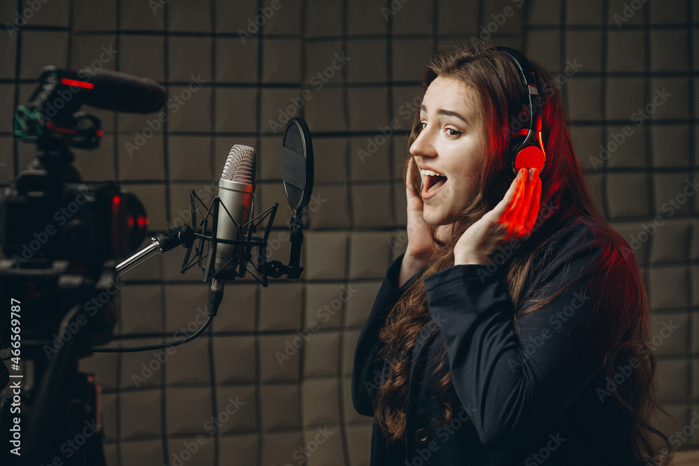 Estudiante grabando voces para doblaje