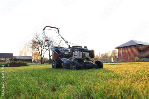 Kosiarka. Koszenie trawy. Lawnmower. Mowing the grass photo