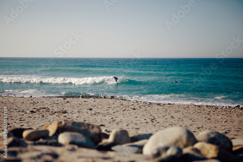 surfista cogiendo una ola en la playa