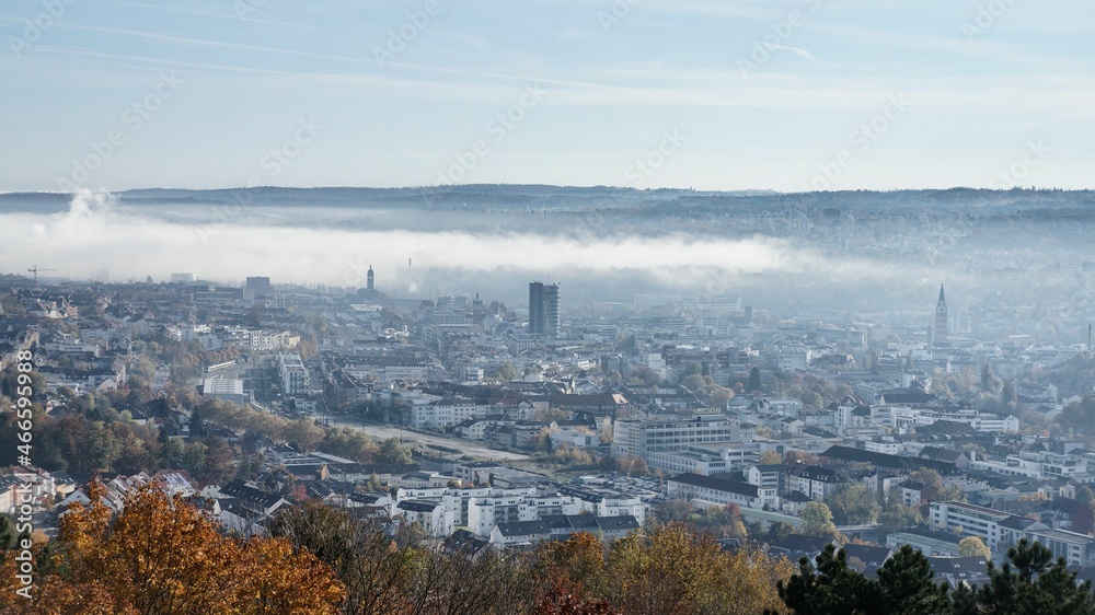 Großstadt Pforzheim im kalten Winter im Nebel