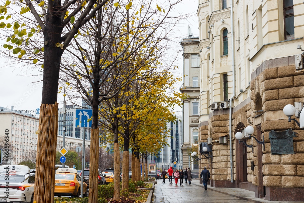 Fototapeta premium Moscow, Russia, Oct 15, 2021: Garden ring (Sadovaya-Triumphalnaya street). Autumn