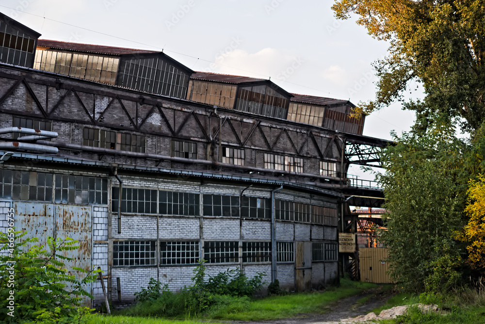 Stara ( historyczna ) hala produkcyjna  na terenie huty. Old (historical) production hall on the premises of the steelworks. 