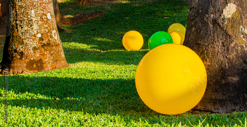 Atividades ao ar livre - bolas coloridas - outdoor fitness photo