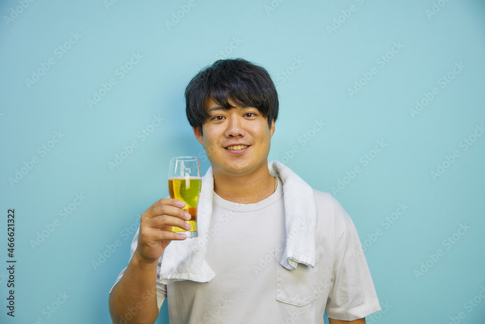 画面に向かって乾杯をする若い日本人男性 画面に向かって乾杯をする若い日本人男性