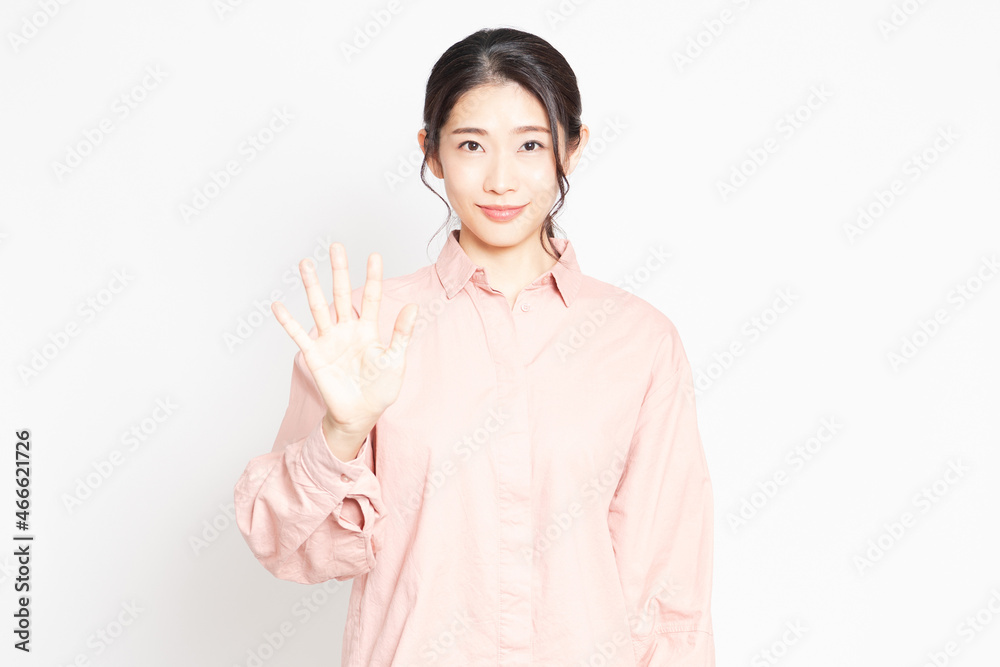 手で数字の5を示す女性 手で数字の5を示す女性