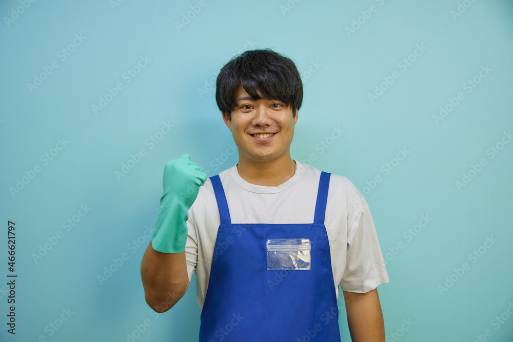 ゴム手袋をはめた掃除をするアジア人男性	
