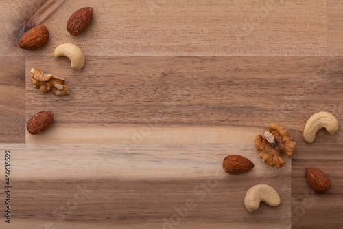 木製のテーブルに並べられたナッツ 
