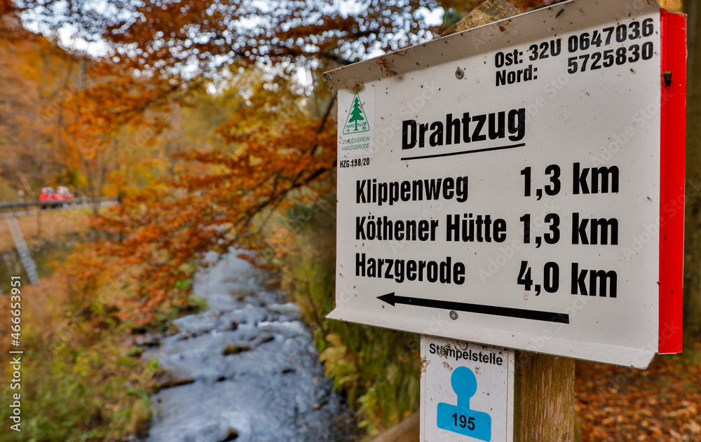 Beschilderung Wanderwege im Harz Herbstlandschaft