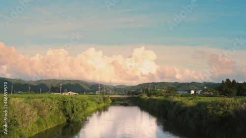 沖縄の夕方、我部祖河川の農道　田舎　川