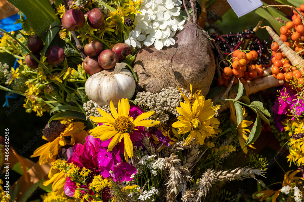 Φωτογραφία Traditional bouquet of flowers, herbs and fruits that are the symbol of summer