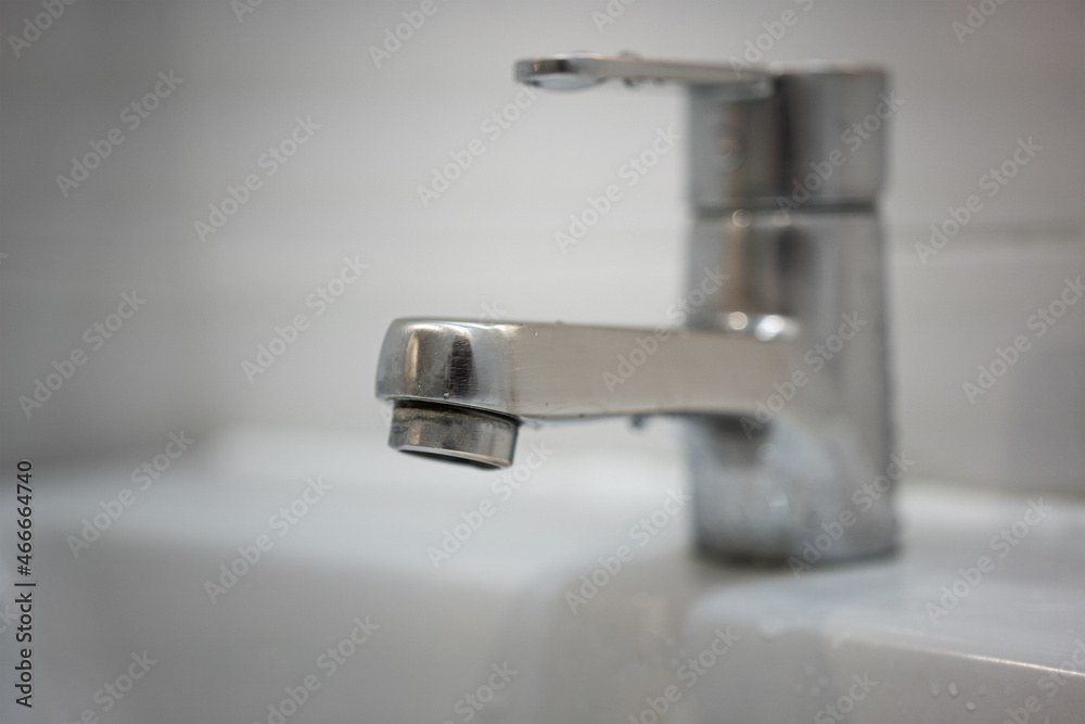 A luxury design water faucet for hand washing which is installed on sink bath. Interior house appliance object photo. Close-up and selective photo.
A luxury design water faucet for hand washing which is installed on sink bath. Interior house appliance object photo. Close-up and selective photo.