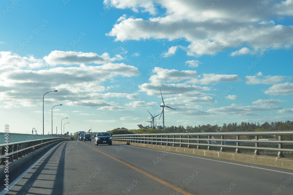 山陰自動車道と風力発電
