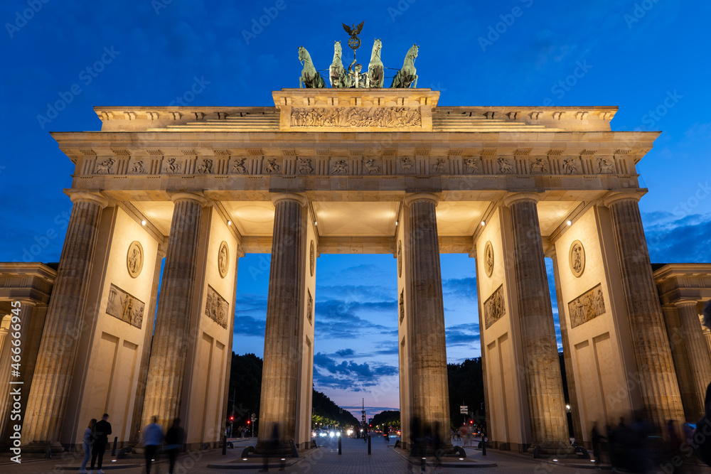 Fototapeta premium Brandenburg Gate At Night In Berlin, Germany