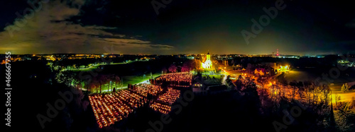 cmentarz i kościół w nocy w święto Wszystkich Świętych z lotu ptaka, Jastrzębie Zdrój na Śląsku w Polsce