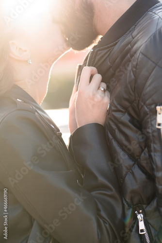 Valokuva Stylish and attractive husband and wife are kissing at the autumn sunset