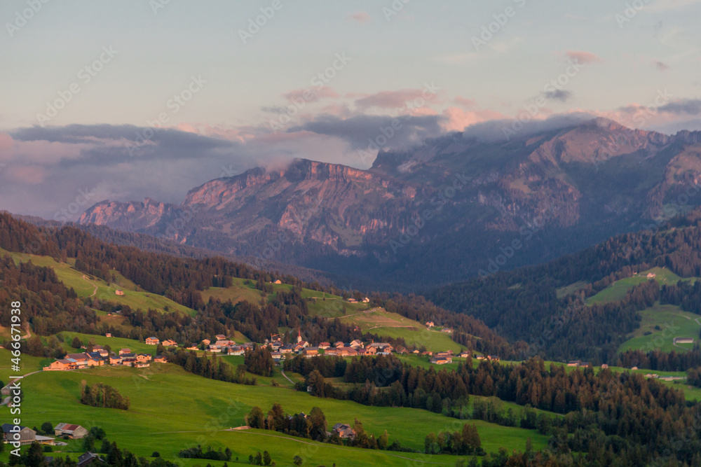 Schöne Erkundungstour durch das Alpenland Österreich. 
