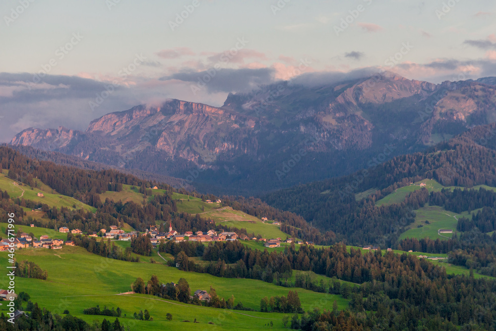 Schöne Erkundungstour durch das Alpenland Österreich. 