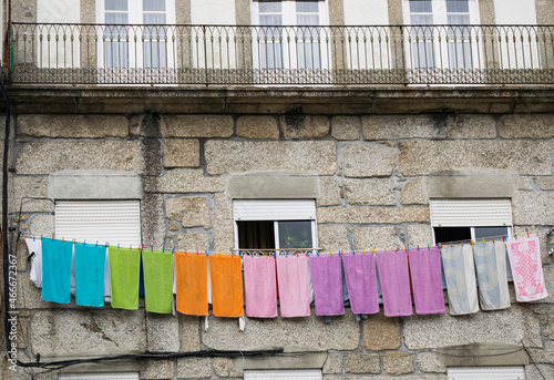 Toallas de colores tendidas en el exterior de una casa situada en Guimaraes, Portugal photo