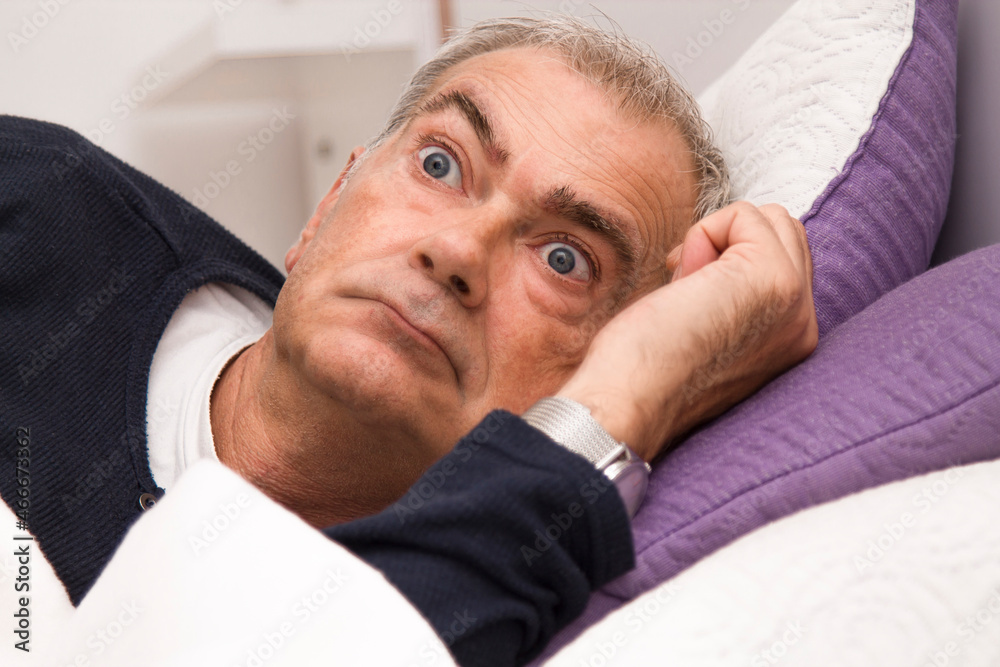 Obraz premium man in bed with insomnia or sleepless