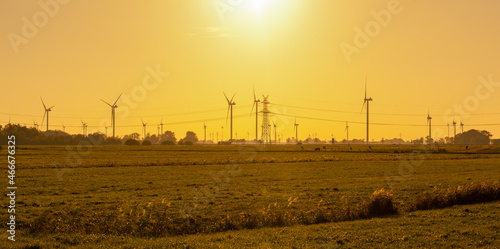 Windkraftanlagen Onshore Windpark an der Nordseeküste bei Sonnenuntergang