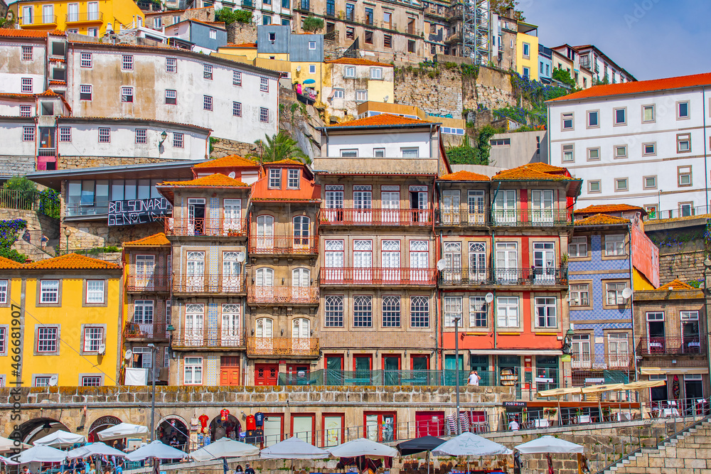   Porto am Rio Douro, Küstenstadt im Nordwesten Portugals,  prächtigen Brücken, Portwein, Altstadt mittelalterlichen Viertel Ribeira,  Flussufer,  Douro, Atlantik, Weltkulturerbe der UNESCO
