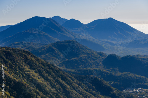 金精山から見た太郎山と大真名子山、小真名子山