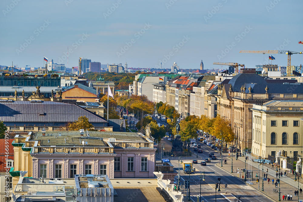 Panorama der Straße Unter den Linden in Berlin