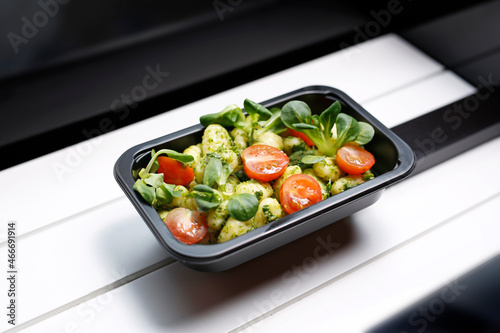 Obraz na plátně Basil gnocchi with tomatoes and salad