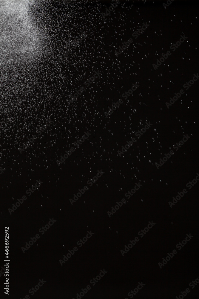 Fototapeta Biała rozpryskująca się woda na czarnym tle