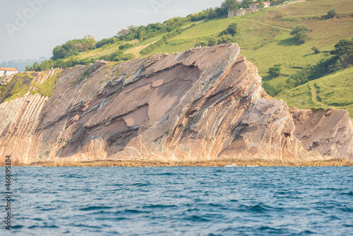 Foto Vista de uno de los acantilados cortados del flysch del Geoparque de la Costa Vasca