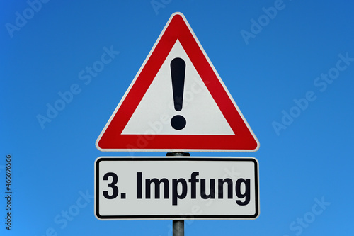 3. Impfung - Achtung Schild mit blauem Himmel