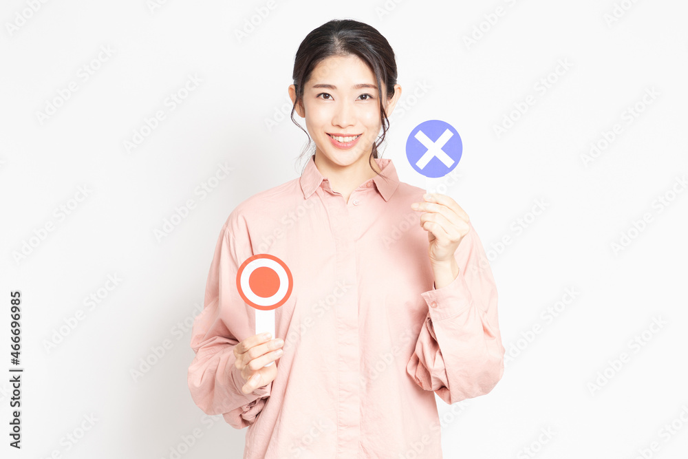 OKとNGのプラカードを持っている女性