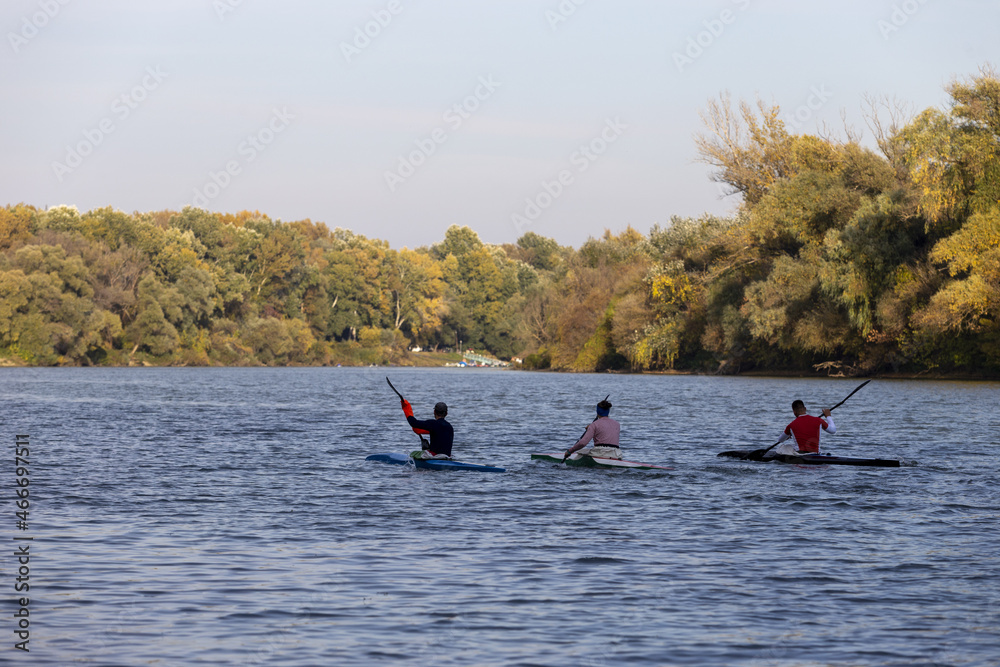 Naklejka premium kajak auf dem wasser in Ungarn