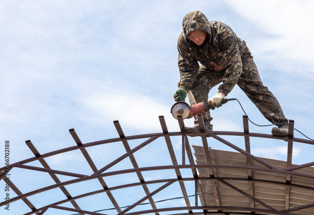 Naklejka premium Workers are installing a metal canopy.