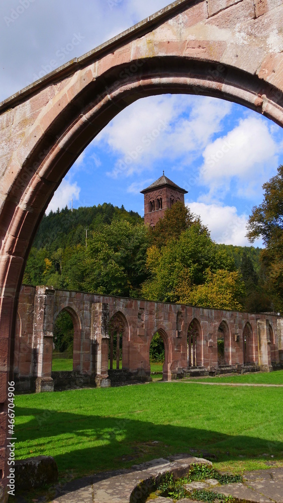 Blick auf den Eulenturm und Kreuzgang des ehemaligen Klosters St. Peter und Paul in Calw-Hirsau, Schwarzwald	