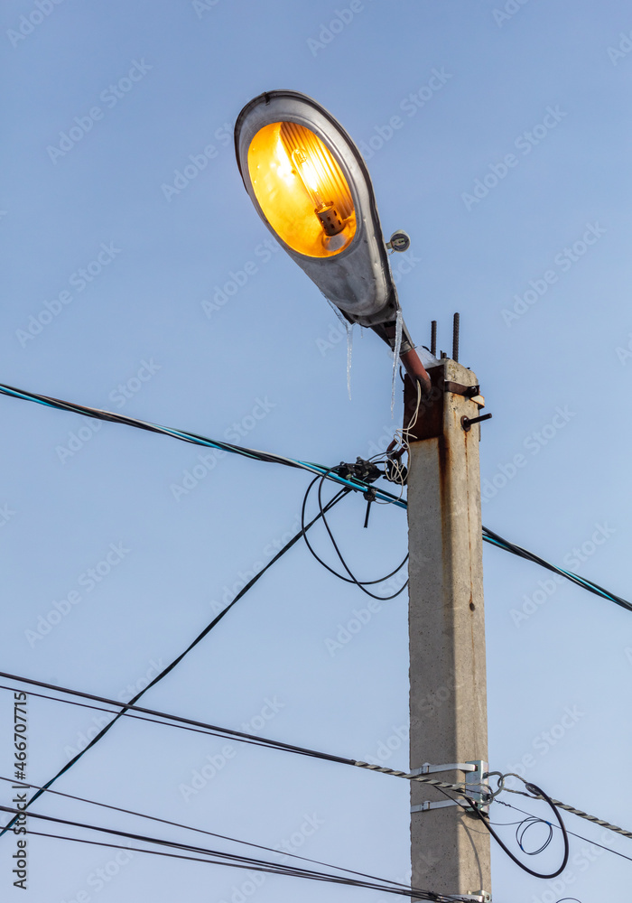 Obraz premium Yellow light from a street spotlight