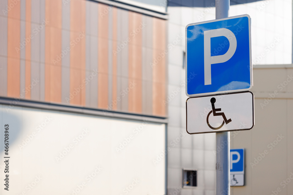 A road sign indicating a parking space for disabled people.